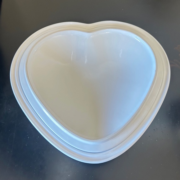 Le Creuset Ramekin D’ Amour Covered Heart Dish. White - Picture 7 of 12